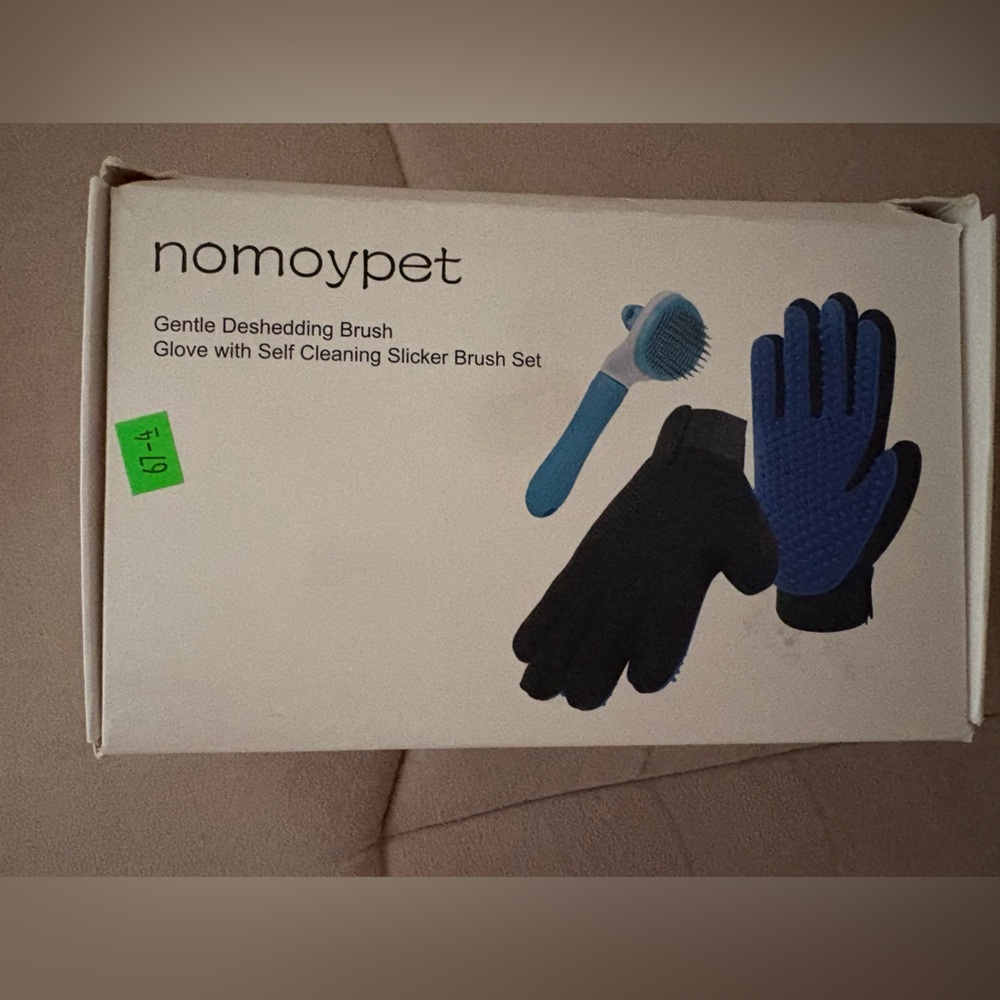 Nomoypet Deshedding Brush and Glove Set